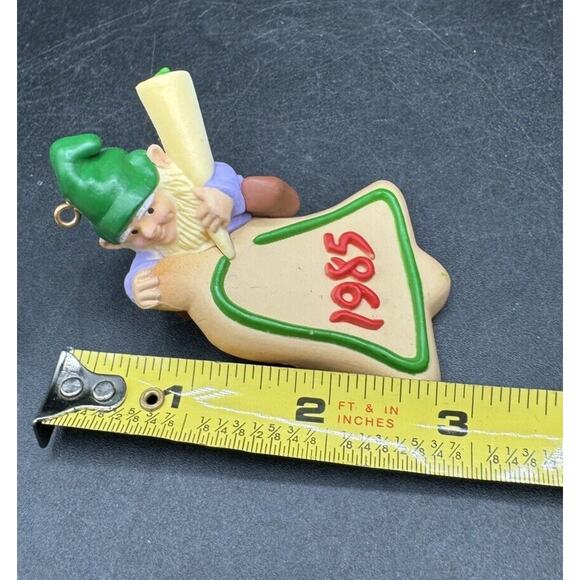 Vintage 1985 Elf Decorating Christmas Cookie Ornament Tree Santa Cottagecore -6D - Picture 6 of 6